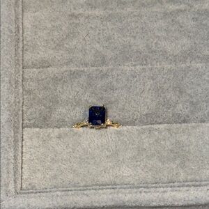 Elegant Blue Gemstone Ring with Gold Tone Band 6 jewels along band 7.5 ring size